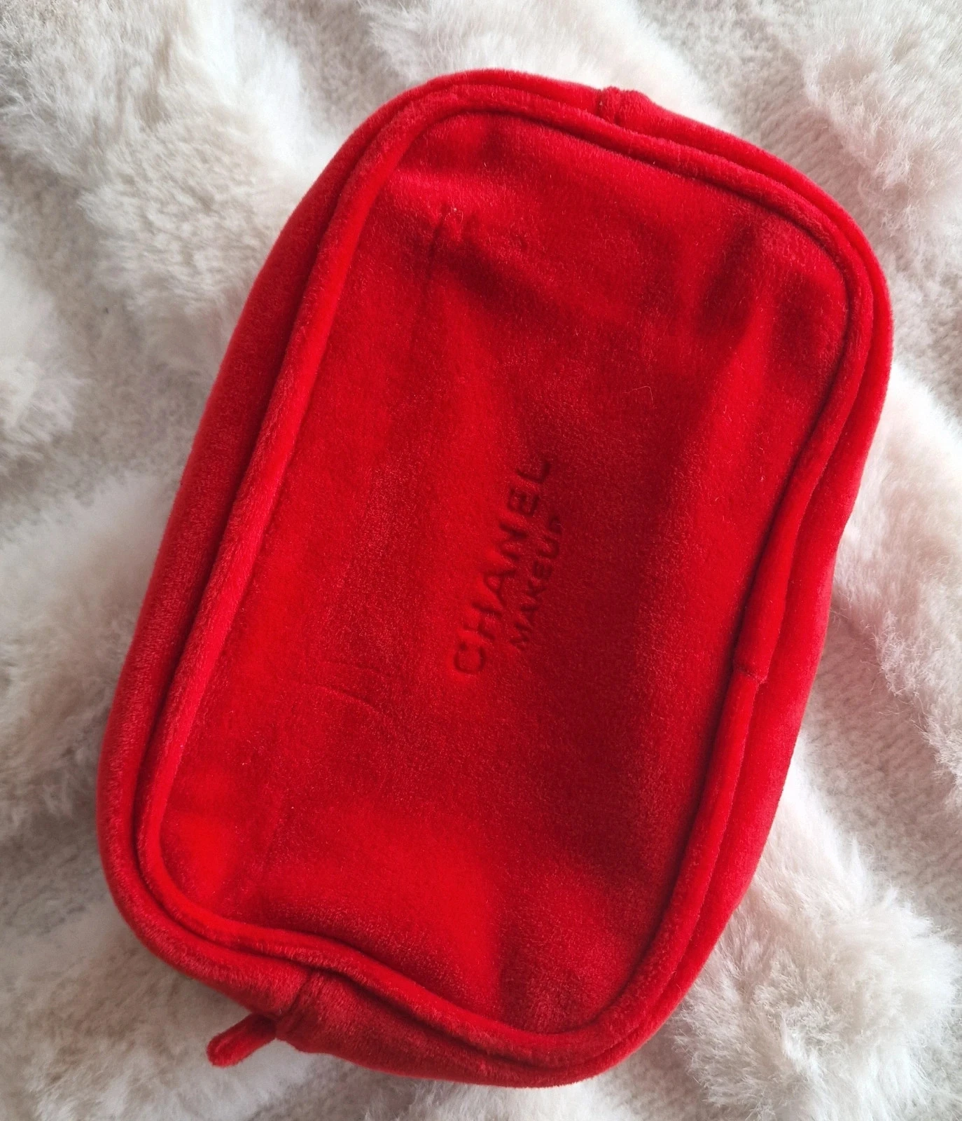Trousse Chanel Makeup rouge en velours – Neuve – Cadeau VIP